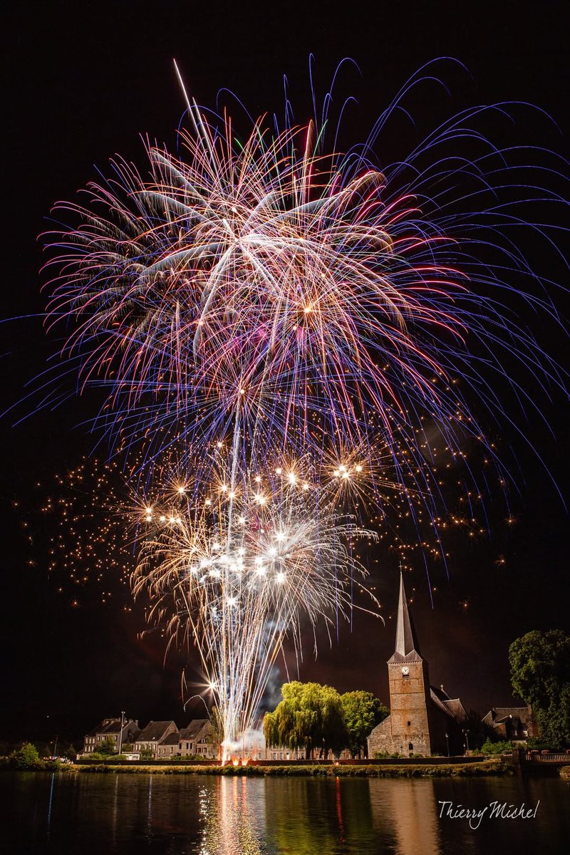 thierrymic's tweet photo. Feu d'artifice de #givet dans les #Ardennes https://t.co/2GqPRyMU7E
