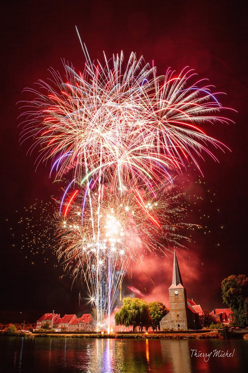 thierrymic's tweet photo. Feu d'artifice de #givet dans les #Ardennes https://t.co/2GqPRyMU7E