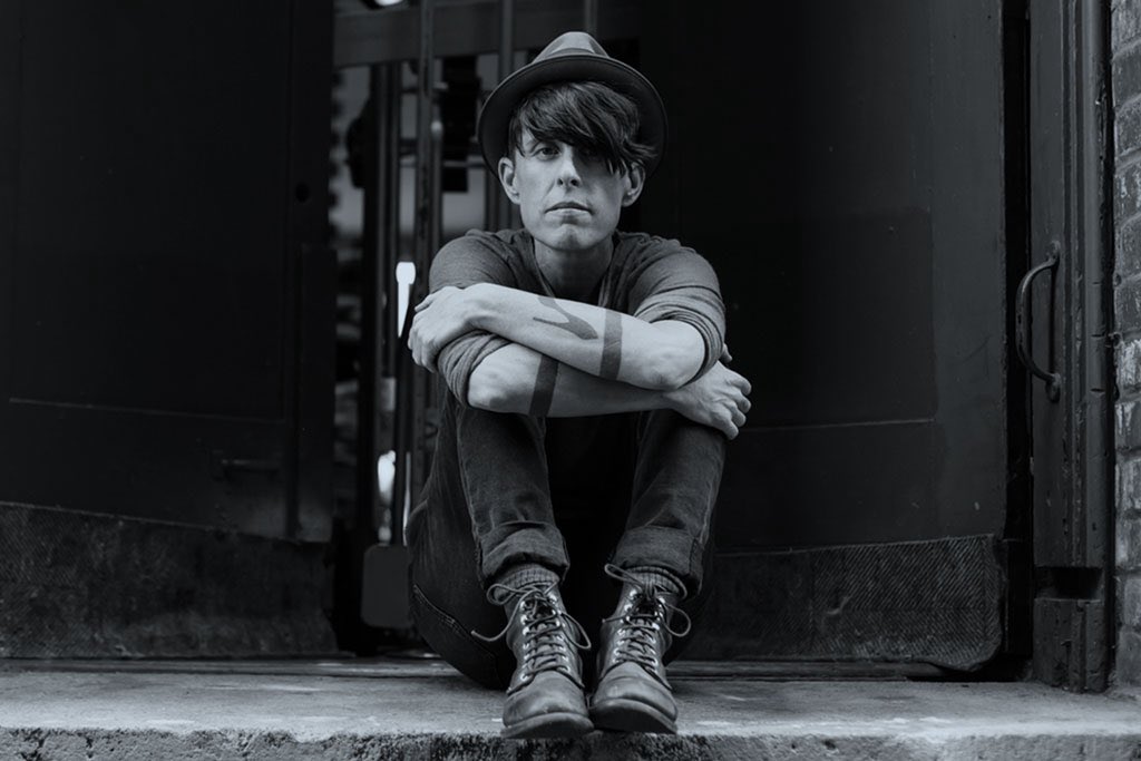 “Carta de amor desde el más allá”- Andrea Gibson 

Mi amor, estaba tan equivocada.
Morir no es lo opuesto a partir.
Cuando dejé mi cuerpo, no me fui.
Ese portal de luz no era una puerta hacia otro lugar,
sino una puerta hacia aquí.
Estoy más aquí que nunca antes.
Estoy más