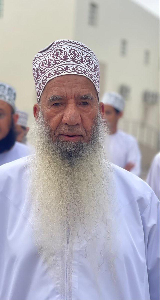 جمالٌ أنت للدنيا سلامُ
وأنت بصدرها العالي وسامُ

وأنت بكل تكريم جديرٌ
عظيم أنت يكرمك العظامُ

حمودٌ يا ائتلاف الناس حبًا
فكم من فكرك الناس استقاموا

على كفيك قد نشأت عقول
ومن إيمانك انقشع الظلامُ

ستبقى رمز إخلاص وطهر
تباركك الملائكة الكرامُ

 🖋 هلال الشيادي
<a href="/alshiadi999/">هلال الشيادي</a>