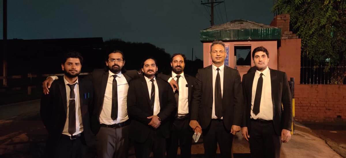 AdvSalmanShahid's tweet image. جیل ٹرائل میں آج برہان صاحب اور میاں علی اشفاق کو سلام ہے جنہوں نے 9 مئی کے مقدمے کے تفتیشی پر مسلسل 8 گھنٹے کی جرح کی جسکے بعد اسکی شوگر لیول کم ہونے پر طبیعت بگڑ گئی جبکہ دوسرا تفتیشی کسی افسر کو بتائے بغیر اپنی فیملی سمیت عمرہ پر سعودیہ روانہ ہو گیا انشاءاللہ ہم سرخرو ہوں گے