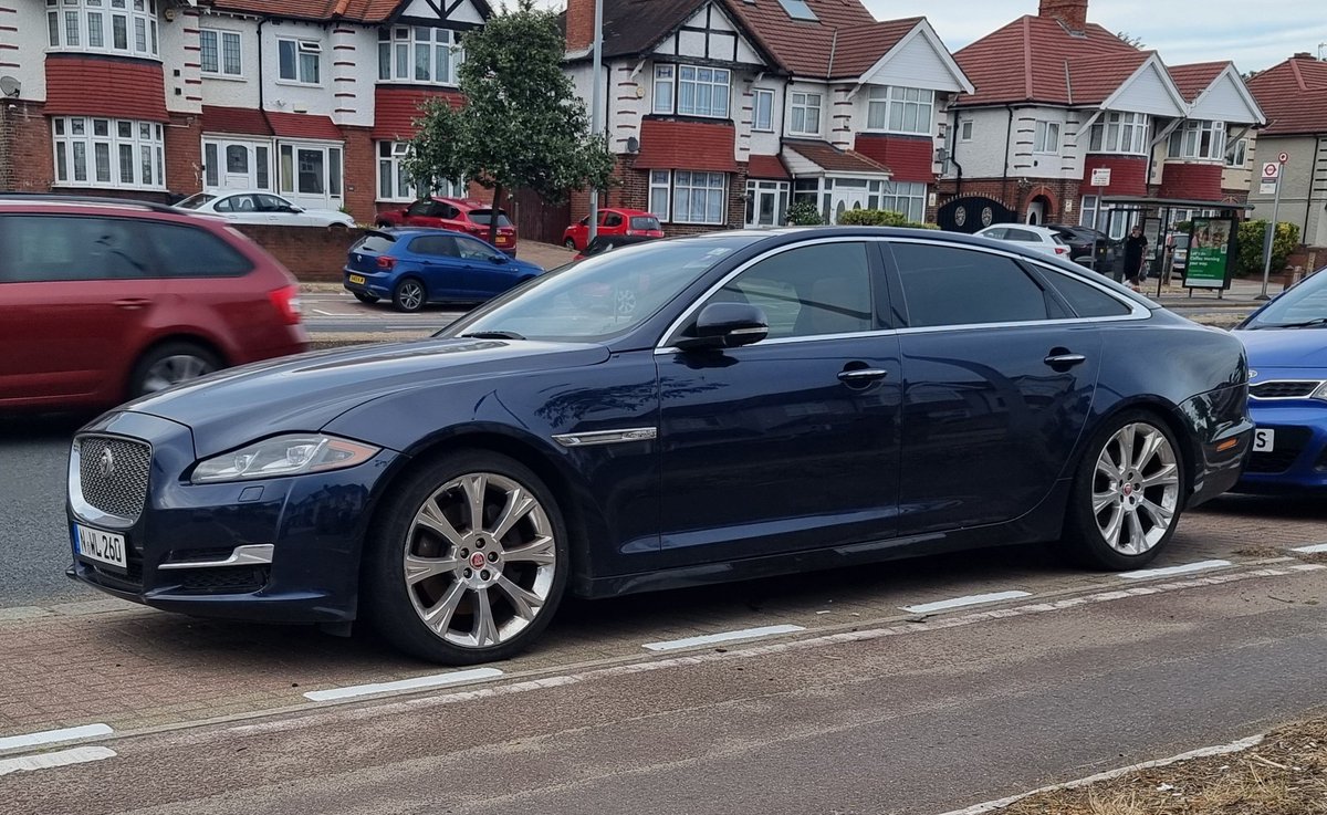 RoadworkUK's tweet image. This German chose wisely.
LWB X351 Jaguar XJs still seem to transcend space and time. Photos don't do their proportions justice.