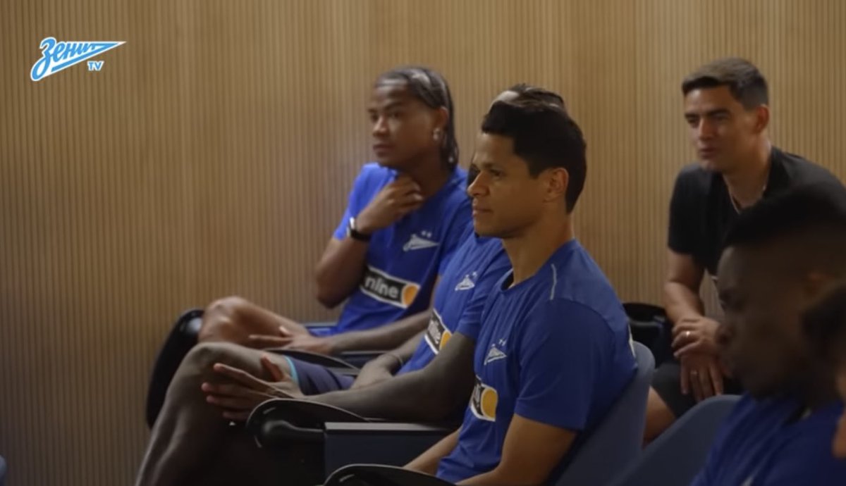 - представим нового игрока: жерсон к нам присоединился 

потом выйдем на тренировку и начнём все как обычно - с тоннеля 

только без нурика. нурику запретили бить ногами 

АХАХАХАХАХАХАА БОГДАНЫЧ ЩАС СДОХНУ