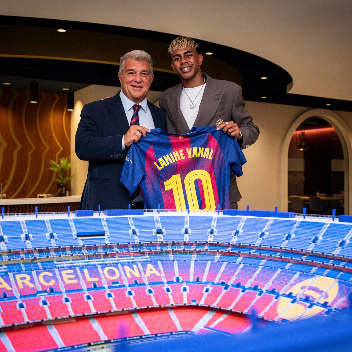 Sábado por la noche. 
Juega el Barça. 
Vas al Spotify Camp Nou. 
Ves jugar a Lamine Yamal.
Eres feliz.