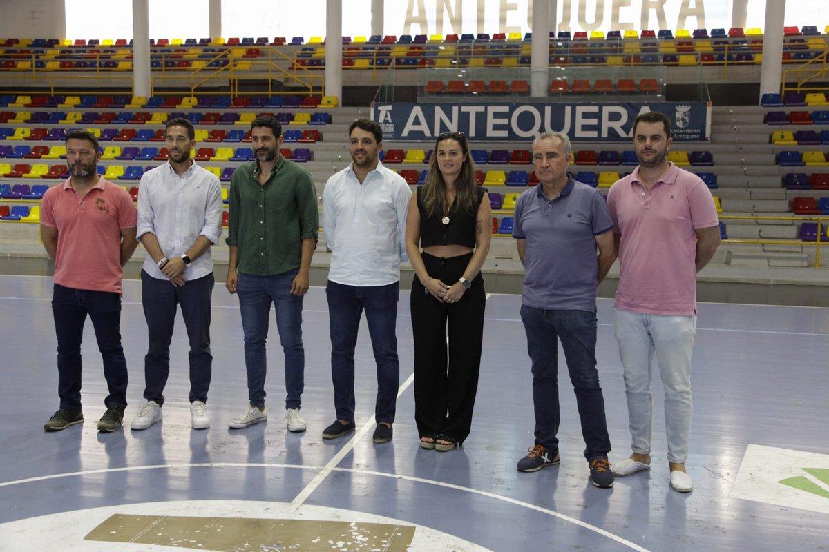 Daniel Podadera, nuevo presidente del Balonmano Dólmenes Antequera, presenta a la nueva directiva.

Le acompañarán Jesús Regodón, vicepresidente, y Nacho del Castillo, secretario técnico, además de otras vocalías que completarán el equipo de trabajo del club.

#VamosDólmenes 💚