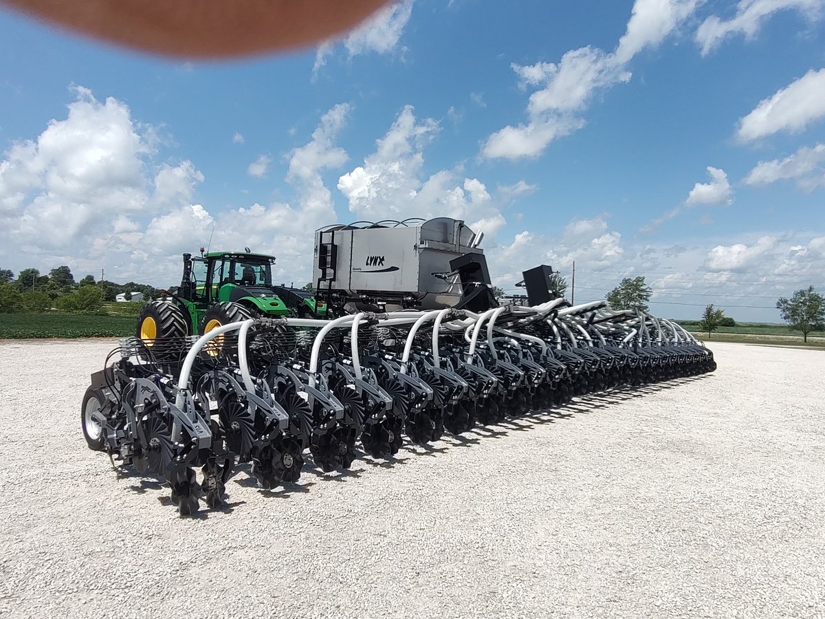 Just Finished the setup on this 1st new 24 Row <a href="/lynxmfg/">Lance Glendenning</a>  Dynasty for #Striptill25  Check out all the great features: 17 ton dual product bin, Raven ISO RCM with integrated scale system, In cab hydraulic row unit control, Auto Greaser to all high wear components, power tarp