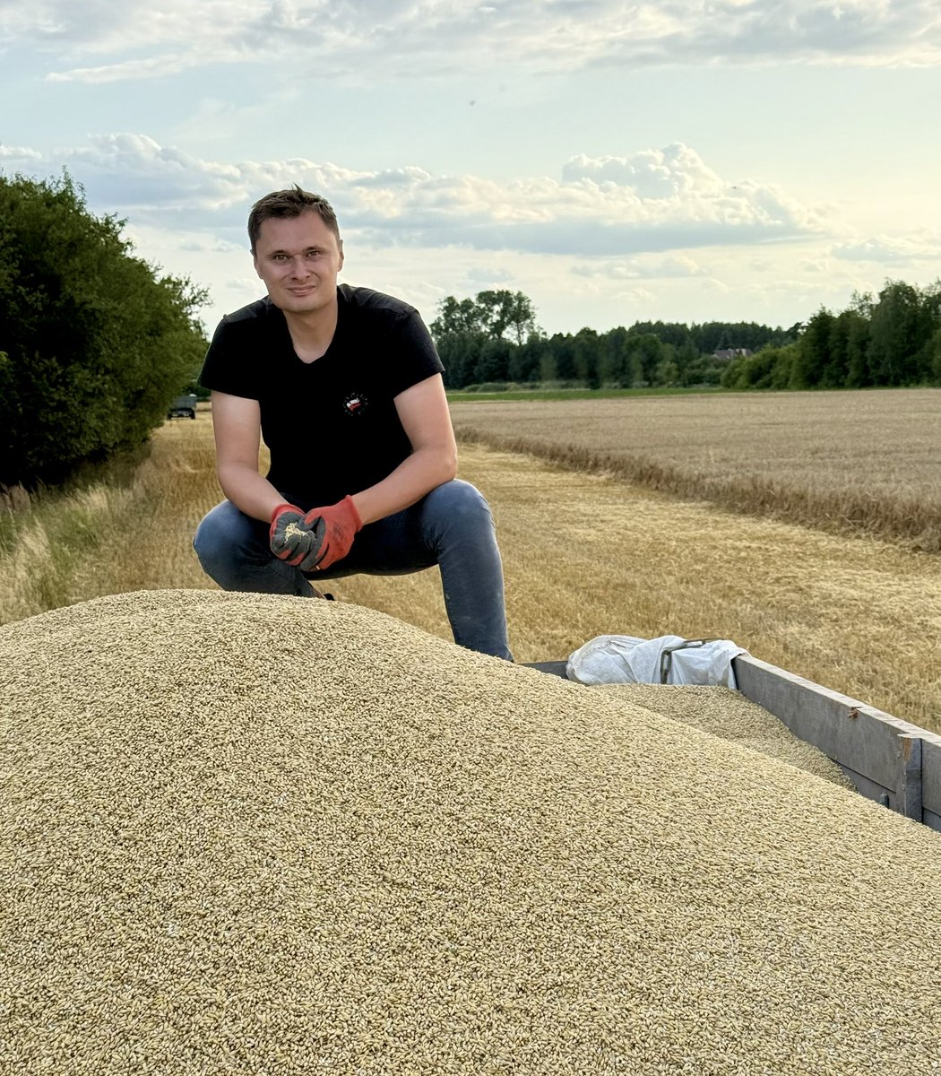 Wreszcie zaczęliśmy żniwa🌾🚜 Ale to koniec dobrych informacji. Budżet na Wspólną Politykę Rolną, który dzisiaj zaprezentowano, to katastrofa dla rolników. Do tego Mercosur, liberalizacja handlu z Ukrainą,, ustawione przetargi na OPR, Zielony Ład. Wszystkie te „złote projekty”