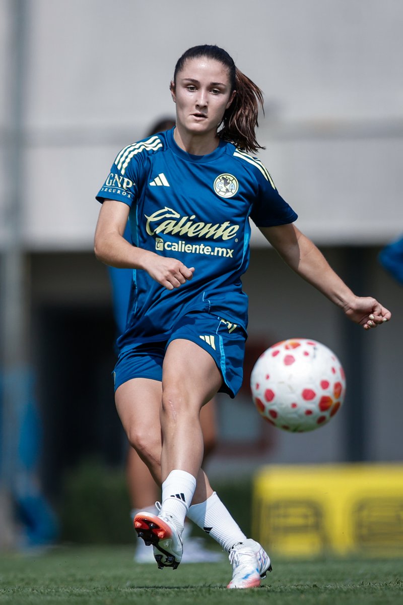 AmericaFemenil's tweet photo. Llegando y a las órdenes 🦅🇪🇸 https://t.co/UftZRO7yEY