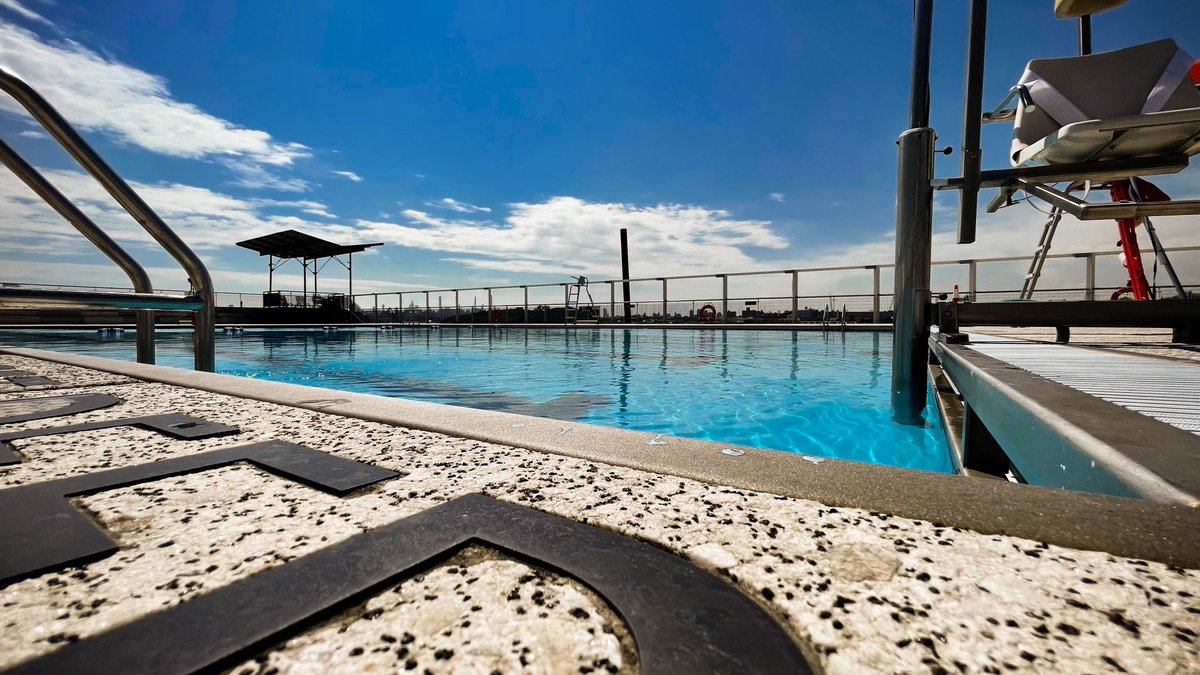 nycgob's tweet image. Vamos a la playa…🩴🌞
O mejor quedemos en la piscina.🩱
¿Tienen calor, NYC? Refrésquense en una de nuestras 53 piscinas públicas o en una de nuestras 14 millas de playa.