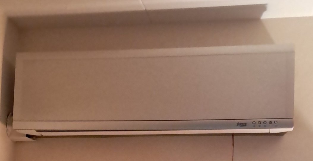 Help!!!
No trobo el manual d'aquest aire acondicionat 😔. Algú sap com s'obre per a netejar els filtres? Per davant com tots no...🤔
Tuiter fes la teva magia🙏🏻🙏🏻🙏🏻