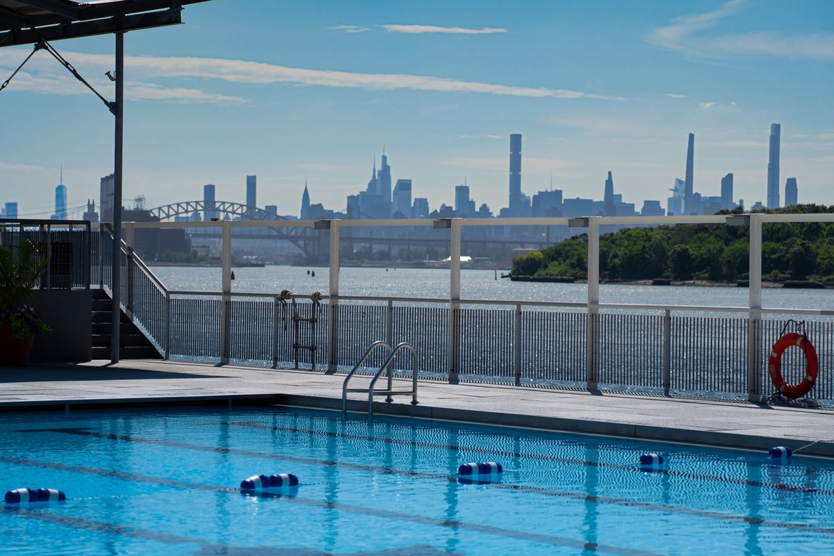 nycgob's tweet image. Vamos a la playa…🩴🌞
O mejor quedemos en la piscina.🩱
¿Tienen calor, NYC? Refrésquense en una de nuestras 53 piscinas públicas o en una de nuestras 14 millas de playa.