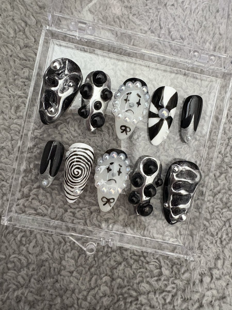 coyfaee's tweet image. ppl seemed to lke it when i shared my press on nails ive been making 🙂↕️
first set is for me and second set is for oog 🖤💖