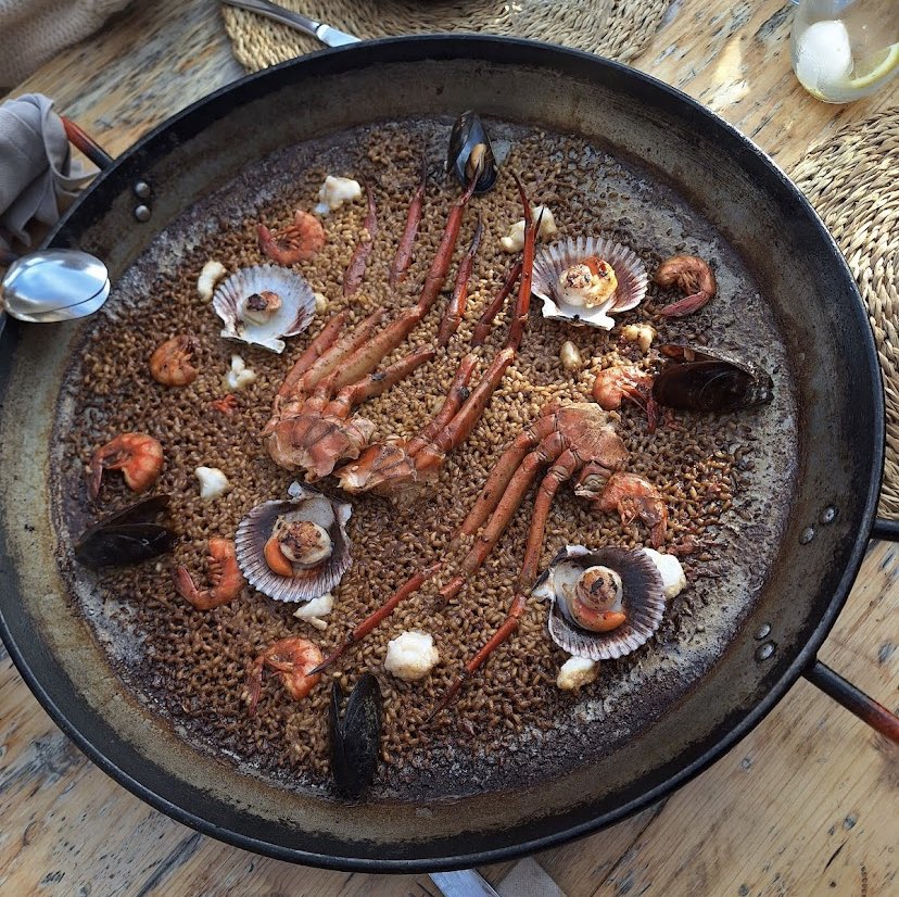 ThussYvonne's tweet image. restaurant that seems to specialize in desolate and vaguely brutal paella