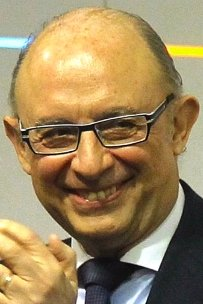 Cristóbal Montoro. ¿Te acuerdas?
Como ministro, fue el cerebro de las políticas de austeridad que hicieron que España fuera el último país en salir de la crisis de 2008.
Ahora lo han pillado.
Cohecho, fraude, malversación y tráfico de influencias.
Joer con la austeridad.