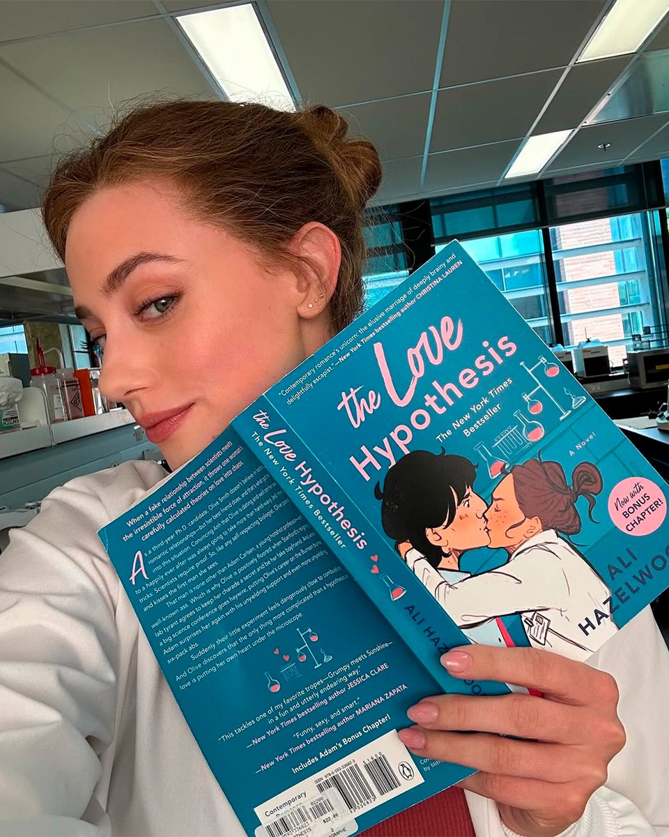 PrimeVideoBR's tweet image. Não sei vcs, mas eu 𝓪𝓶𝓸 uma adaptação literária 📚 Vem aí A Hipótese do Amor, bestseller de Ali Hazelwood, estrelando Lili Reinhart ✨ #thelovehypothesis