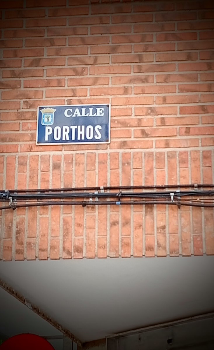 Decidme por favor que las calles paralelas a esta son Athos y Aramis...