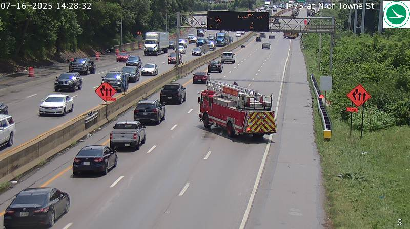 ODOT_Cincinnati's tweet image. The right 2 lanes are blocked 75 south just south of Paddock Rd. due to a crash. Check OHGO.com for updates.