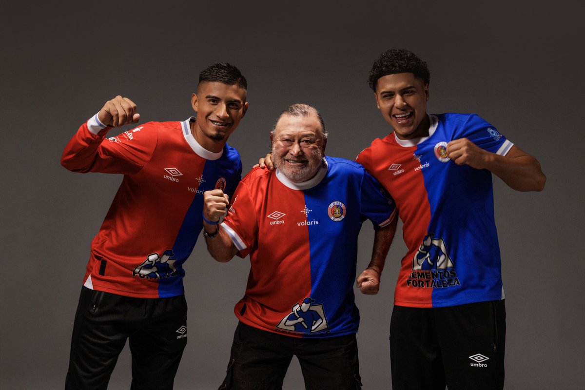 CDeportivoFAS's tweet photo. 𝐆𝐞𝐧𝐞𝐫𝐚𝐜𝐢𝐨𝐧𝐞𝐬 𝐮𝐧𝐢𝐝𝐚𝐬 𝐩𝐨𝐫 𝐅𝐀𝐒. 🔴🔵
Jorge, aficionado de toda la vida, junto a nuestros jugadores en la presentación de la nueva indumentaria.

Disponible YA en Conacaste y en nuestra tienda en línea.😎

📲 https://t.co/RM8l6aCTlV
📍https://t.co/CTFfdTUXzX https://t.co/ESQHOlkXdv