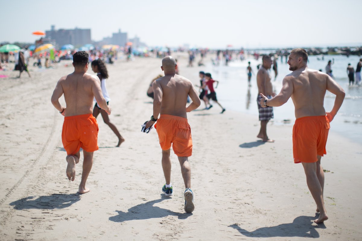 nycgob's tweet image. Vamos a la playa…🩴🌞
O mejor quedemos en la piscina.🩱
¿Tienen calor, NYC? Refrésquense en una de nuestras 53 piscinas públicas o en una de nuestras 14 millas de playa.