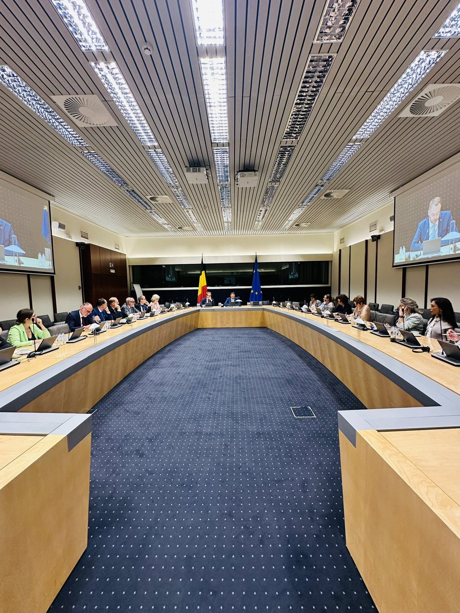 SafaiDarya's tweet image. Met de commissie Buitenlandse Zaken hadden we vandaag de kans om met zes speciale gezanten van de FOD Buitenlandse Zaken gedachten uit te wisselen over verschillende thema’s.
We hadden het onder andere over energie, asiel en migratie, het Midden Oosten, de Sahel regio en…
