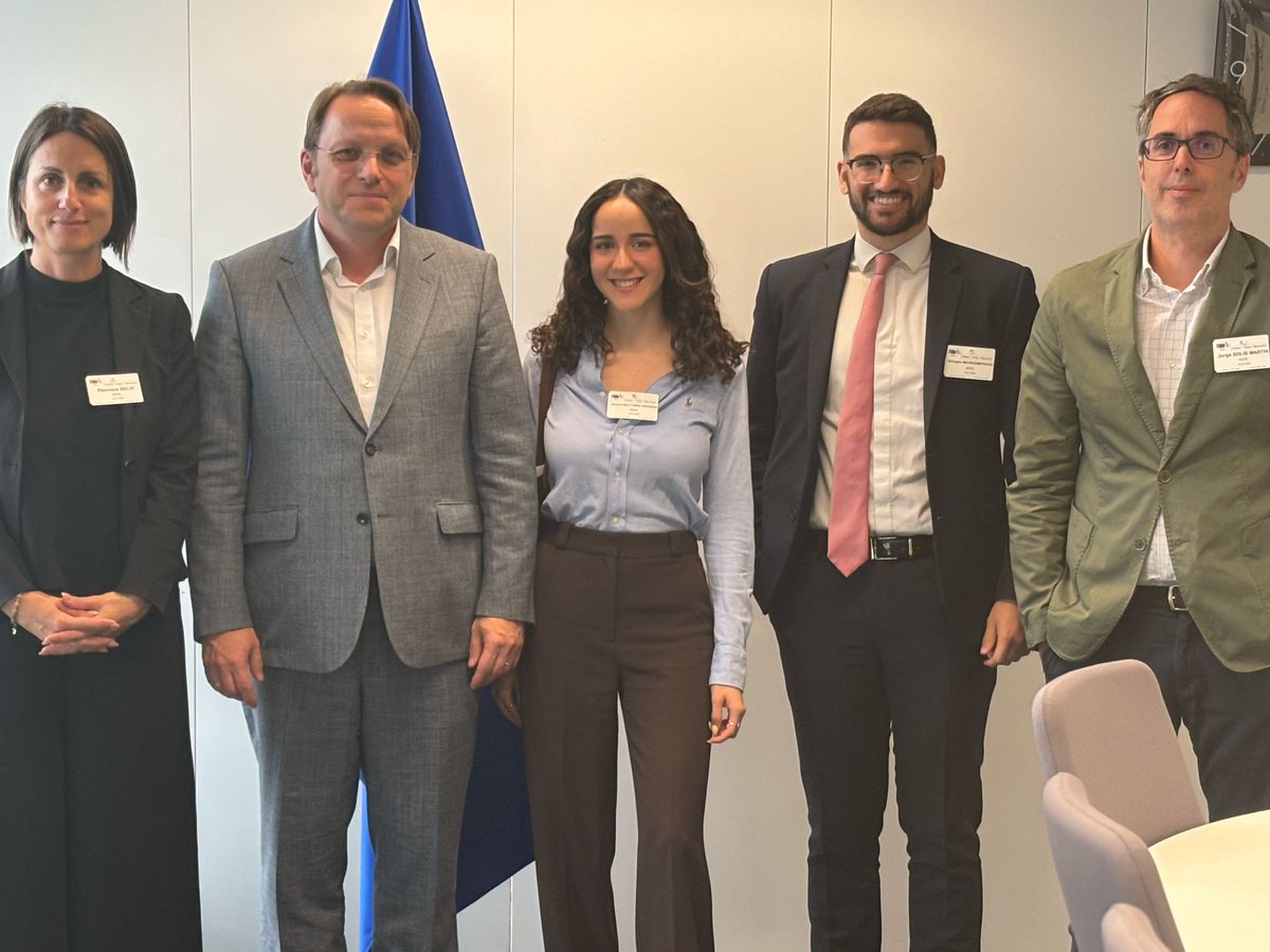 OliverVarhelyi's tweet image. At my meeting with @shdcoalition, I confirmed the EU Cardiovascular Action plan will not leave behind the millions of citizens with diseases like heart valve problems. Early detection and proper treatment is key for them, with special focus on women, who deserve more attention.