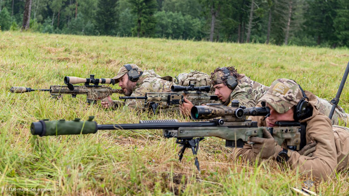 FrForcesEstonia's tweet image. Sniper Challenge 🇬🇧🤝🎯🇫🇷
French and British snipers faced off during a joint challenge in Estonia.
✔️Weapon handling exchange
✔️Gross-nation shooting
✔️Precision fire to built mutual trust
#FrenchForces #BritishArmy #NATO #Estonia #UK