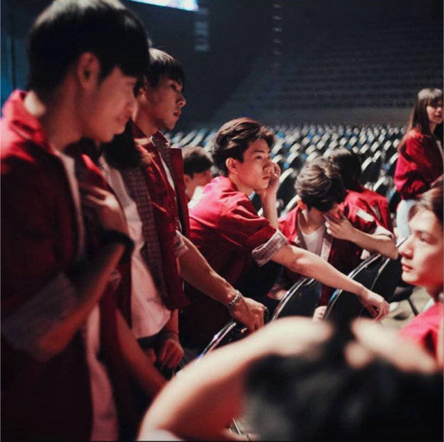 Julyhongdou's tweet photo. 接近光 靠近光 成为光 发散光 
别灰心 普普通通也值得万般宠溺 

#TheExMorningEP9 https://t.co/4rTO9vg7bK