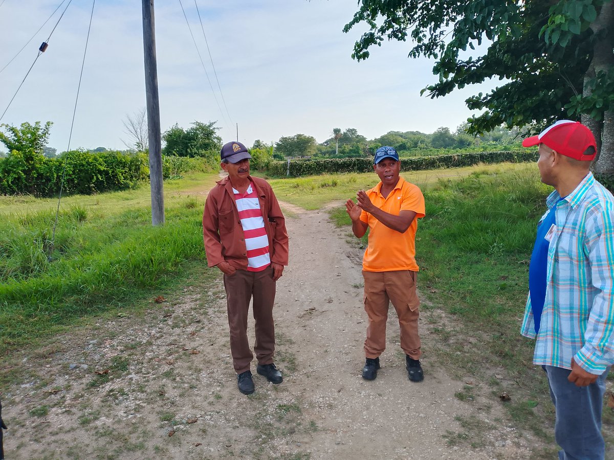 reyes_bati26525's tweet photo. Chequeo el Primer Secretario del Partido en #Manatí la transformación de la carretera.
#PorLasTunasLaVictoria
#Cuba https://t.co/nN9wiA8bKQ