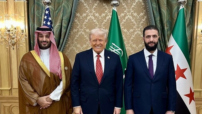 majidtavakoli19's tweet image. بعد یه عده احمق میگفتن اگر رئیس جمهور ایران با رئیس جمهوری آمریکا دست بده همه چیز حله!