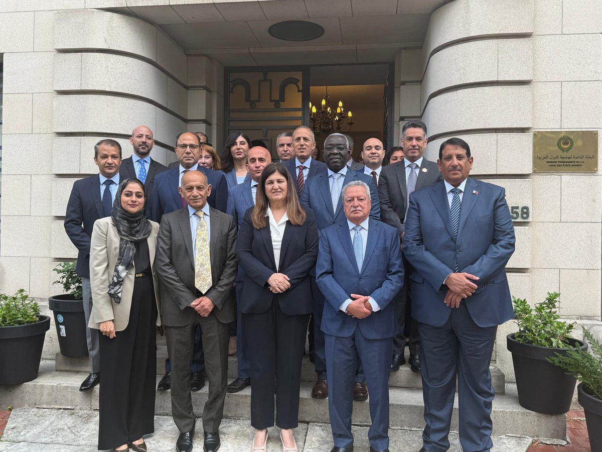 شارك سعادة السفير فهد صقر الجيماز، رئيس البعثة، صباح اليوم في اجتماع استثنائي لمجلس أصحاب السعادة السفراء ورؤساء البعثات العربية، الذي استضاف معالي السيدة د. فارسين أغابكيان، وزيرة الخارجية والمغتربين لدولة فلسطين، حيث تم خلال الاجتماع التطرق إلى أبرز المستجدات في قطاع غزة