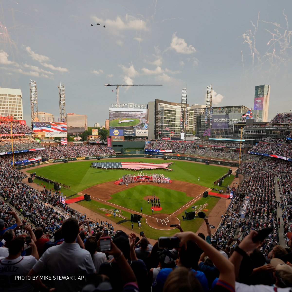 LockheedMartin's tweet image. The @MLB #AllStarGame reached new heights with a 5th Gen fighter jet flyover, an unforgettable display of precision and power! 💪
F-35s from Dannelly ANGB and F-22s from Langley AFB kicked off last night's game with a roaring salute to the red, white and blue. 🇺🇸