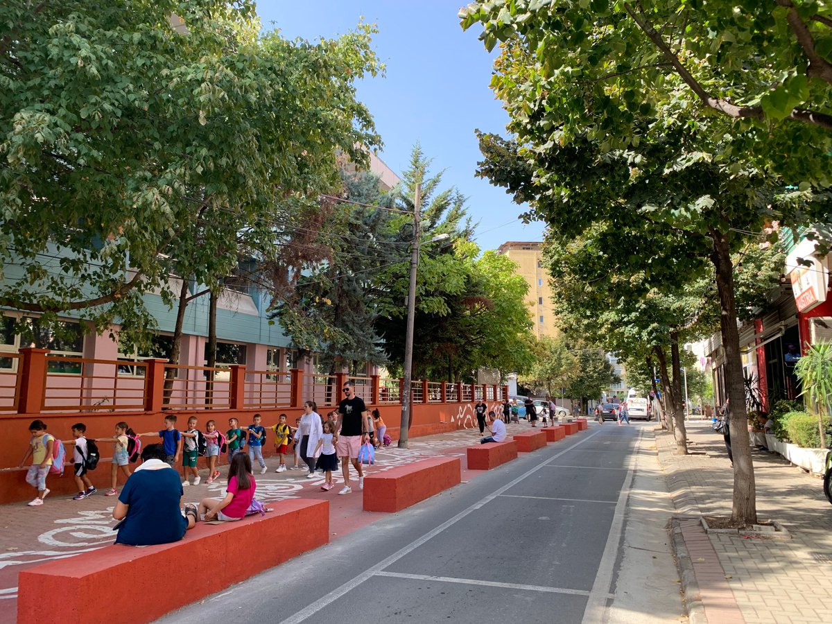 Tim Voßkämper (@timvosskaemper) on Twitter photo Un primer paso para una Montevideo mas amigable para las infancias! Con <a href="/CiudadAbiertaUY/">Colectivo Ciudad Abierta</a> estamos colaborando en esta transformación.
Necesitamos repensar los entornos escolares, no pueden tener el mismo diseño que una avenida con 1000 autos por hora.
Dejo una visión acá 👇 Un primer paso para una Montevideo mas amigable para las infancias! Con <a href="/CiudadAbiertaUY/">Colectivo Ciudad Abierta</a> estamos colaborando en esta transformación.
Necesitamos repensar los entornos escolares, no pueden tener el mismo diseño que una avenida con 1000 autos por hora.
Dejo una visión acá 👇