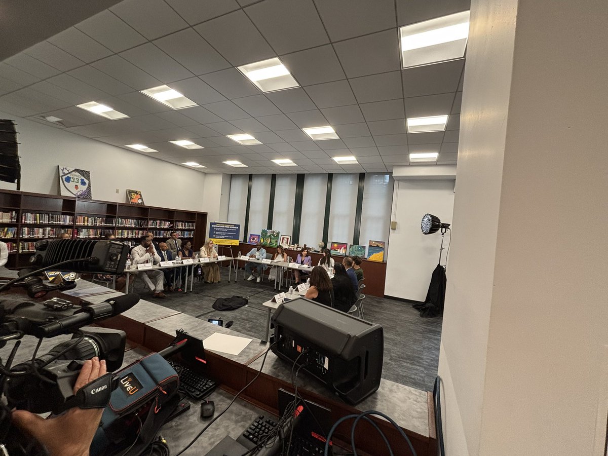 andrewsiff4NY's tweet image. “Teachers are very frustrated. They’re competing with @tiktok_us dance videos when they’re supposed to be teaching a math class.” @GovKathyHochul on “bell to bell” cell phone ban set to begin in September. #NBC4NY