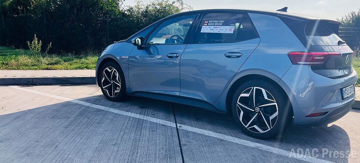 IWR_News's tweet image. Überraschung im ADAC-Dauertest - der Akku des #VW ID.3 zeigt nach 160.000 km noch 91 % Kapazität – trotz Schnellladen & Vollladung! Doch wie lange hält er dann noch ohne Garantie? Der ADAC-Test läuft weiter. energiefirmen.de/news/nachricht…