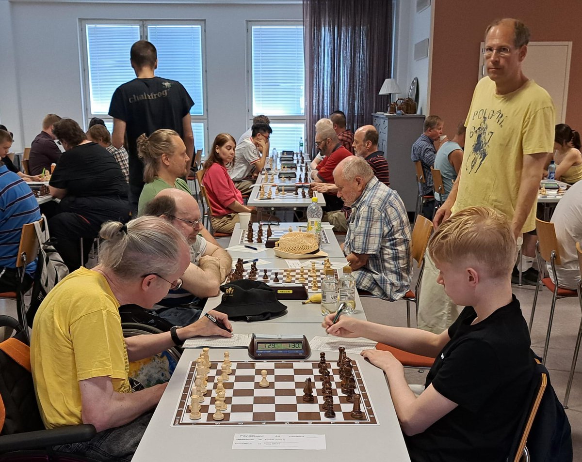 TomiTocklin's tweet photo. Tomi-Mikke Vesa(2056)0-1. Avaussiirtojen jälkeen olin vielä toiveikas Avoimen SM-kisan hopemitalistia vastaan. Äkkiä kuitenkin Vesa osoitti kaapin paikan. https://t.co/LEOuvYNVZ3