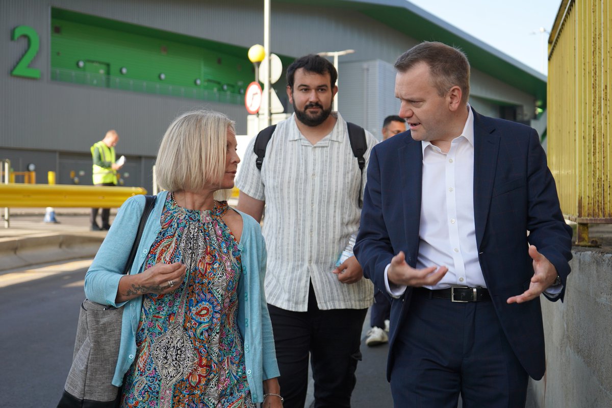 cabinetofficeuk's tweet image. A UK/EU SPS deal will make trade easier, smarter and cheaper for 🇬🇧 growers and traders.
Today Minister @NickTorfaen visited New Covent Garden Market to talk about fixing the issues they face getting produce in and out of the UK.
gov.uk/government/new…