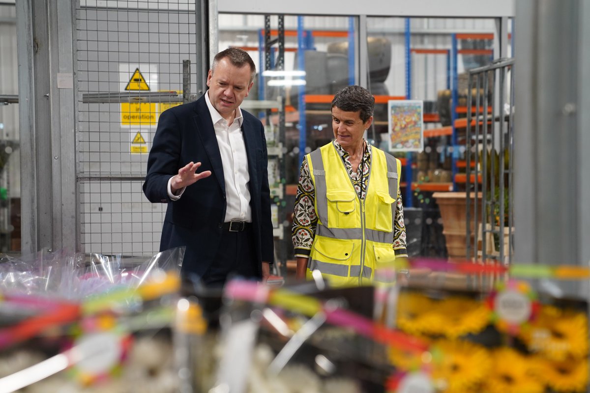 cabinetofficeuk's tweet image. A UK/EU SPS deal will make trade easier, smarter and cheaper for 🇬🇧 growers and traders.
Today Minister @NickTorfaen visited New Covent Garden Market to talk about fixing the issues they face getting produce in and out of the UK.
gov.uk/government/new…