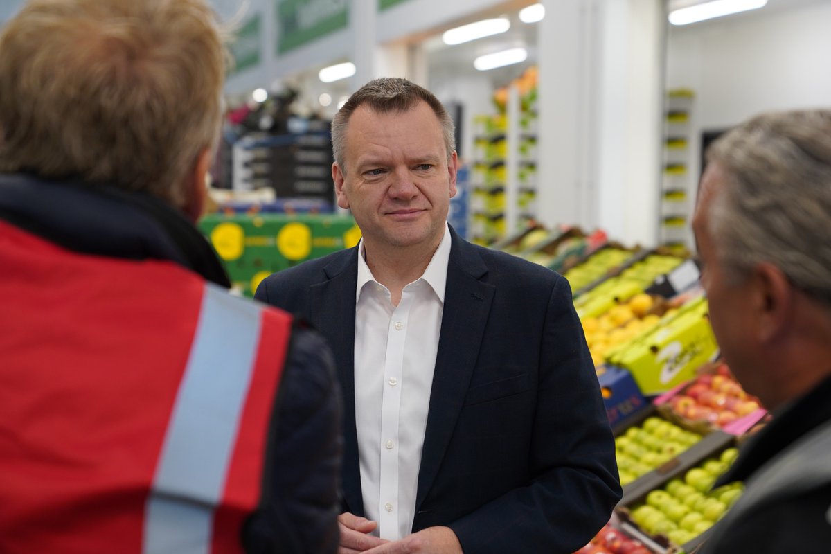 cabinetofficeuk's tweet image. A UK/EU SPS deal will make trade easier, smarter and cheaper for 🇬🇧 growers and traders.
Today Minister @NickTorfaen visited New Covent Garden Market to talk about fixing the issues they face getting produce in and out of the UK.
gov.uk/government/new…