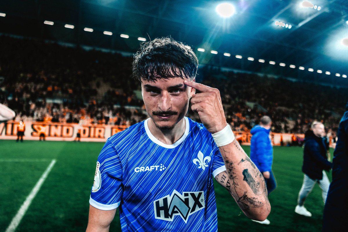 MundoSegunda_'s tweet photo. 👀👉 El Real Valladolid tiene en su punto de mira a 𝐆𝐔𝐈𝐋𝐋𝐄 𝐁𝐔𝐄𝐍𝐎.

El futbolista del Borussia Dortmund es una de las opciones que manejan los pucelanos para reforzar el carril diestro.

El curso pasada jugó cedido en la segunda división alemana.

Vía @MARCAvalladolid https://t.co/gHdYc5D9Ft