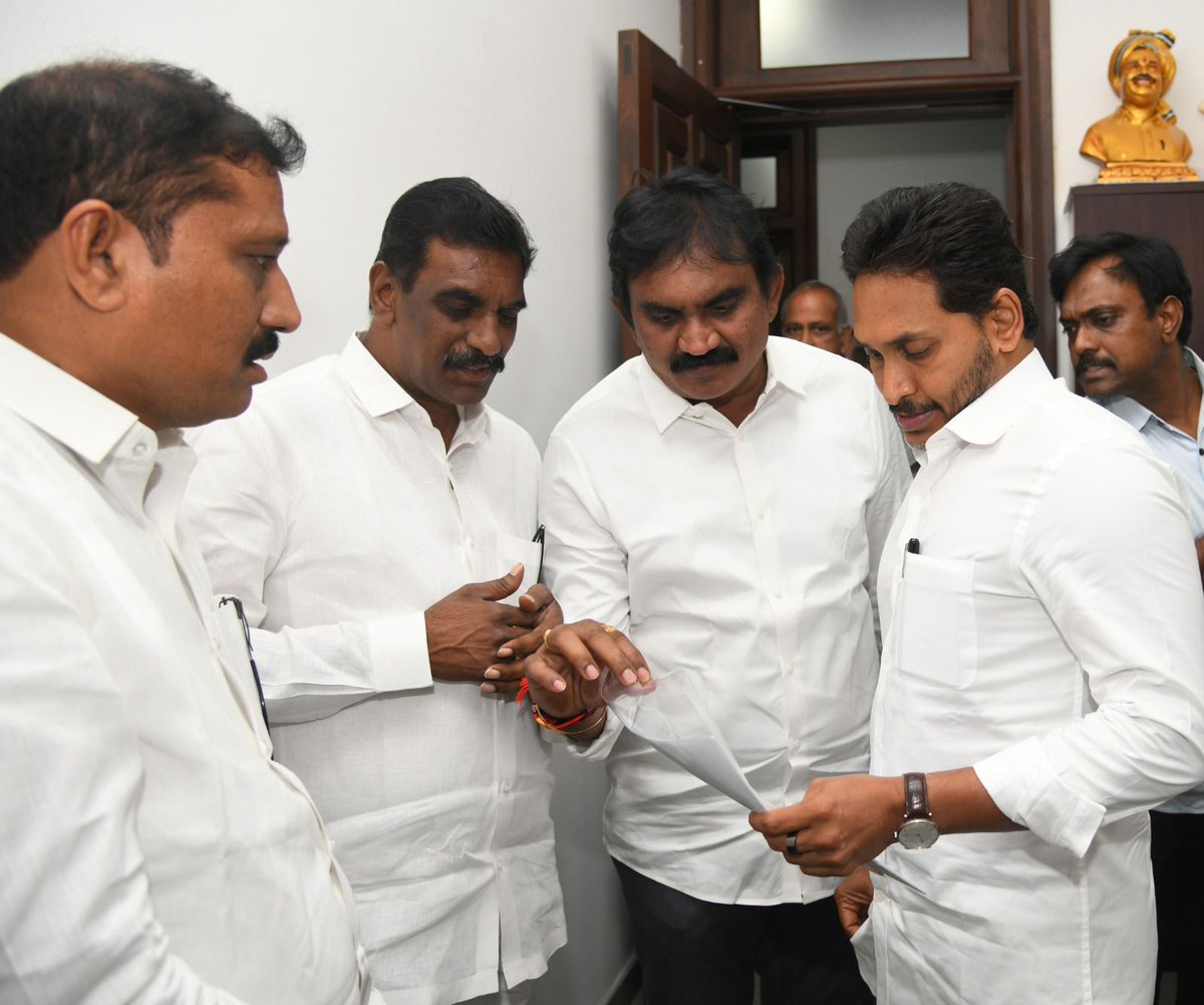 Chunduri_Ravi_B's tweet image. తాడేపల్లిలో వైఎస్ఆర్సీపీ అధినేతను కలిసిన ఒంగోలు అసెంబ్లీ సమన్వయకర్త చుండూరి రవిబాబు గారు
ఈ రోజు తాడేపల్లిలోని వైఎస్ఆర్సీపీ కేంద్ర కార్యాలయంలో ఒంగోలు అసెంబ్లీ నియోజకవర్గ సమన్వయకర్త శ్రీ చుండూరి రవిబాబు గారు, పార్టీ అధ్యక్షులు శ్రీ వైఎస్ జగన్ మోహన్ రెడ్డి గారిని మర్యాదపూర్వకంగా…