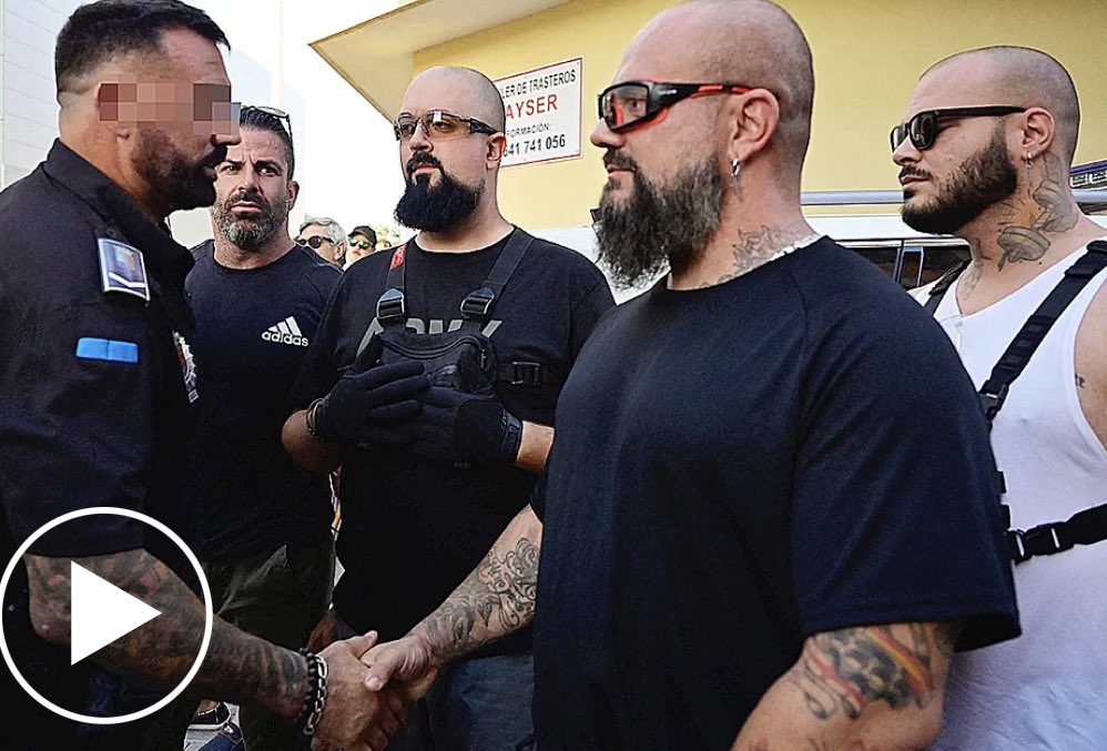 pedroagueda's tweet image. Este policía local de Torrepacheco, ¿colecciona abrazos de nazis?
En todos los vídeos aparece disculpándose: “comprended que yo tengo que hacer mi trabajo”.
La foto es de El Mundo (izqda). A la derecha, una captura de redes