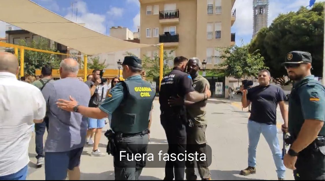 pedroagueda's tweet image. Este policía local de Torrepacheco, ¿colecciona abrazos de nazis?
En todos los vídeos aparece disculpándose: “comprended que yo tengo que hacer mi trabajo”.
La foto es de El Mundo (izqda). A la derecha, una captura de redes