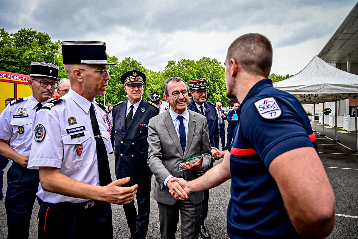 BoslandJP's tweet image. Première mondiale à Lognes avec le soutien du @sdis77 : le “Erasmus des jeunes sapeurs-pompiers” devient réalité !
Sous les yeux de @BrunoRetailleau, des JSP venus de 🇧🇪🇭🇷🇫🇷🇱🇺🇵🇹🇨🇿🇵🇱🇩🇰🇸🇮🇭🇺 ont uni leurs forces.
Une jeunesse européenne formée à la solidarité et à la protection…