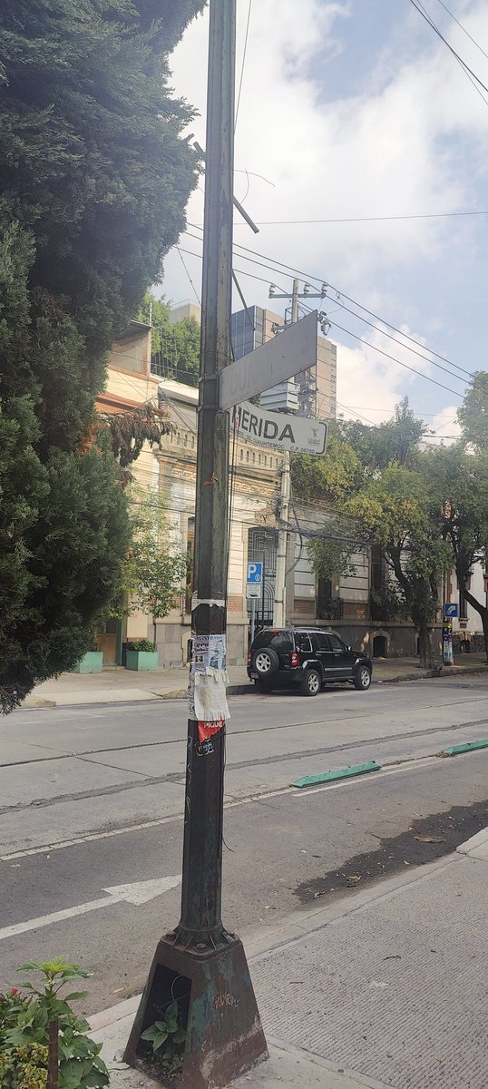 _eplm's tweet photo. @AlcCuauhtemocMx @AlessandraRdlv 
Mérida esquina Durando, Roma Norte.
Están limpiando/arreglando el siguiente espacio que vió prudente dejar su basura tanto sobre Mérida como sobre Durango incluso impidiendo el paso al peatón.
Para que le vengan a dar una visita a los muchachos. https://t.co/8akukwZcXA