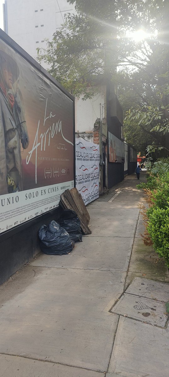 _eplm's tweet photo. @AlcCuauhtemocMx @AlessandraRdlv 
Mérida esquina Durando, Roma Norte.
Están limpiando/arreglando el siguiente espacio que vió prudente dejar su basura tanto sobre Mérida como sobre Durango incluso impidiendo el paso al peatón.
Para que le vengan a dar una visita a los muchachos. https://t.co/8akukwZcXA