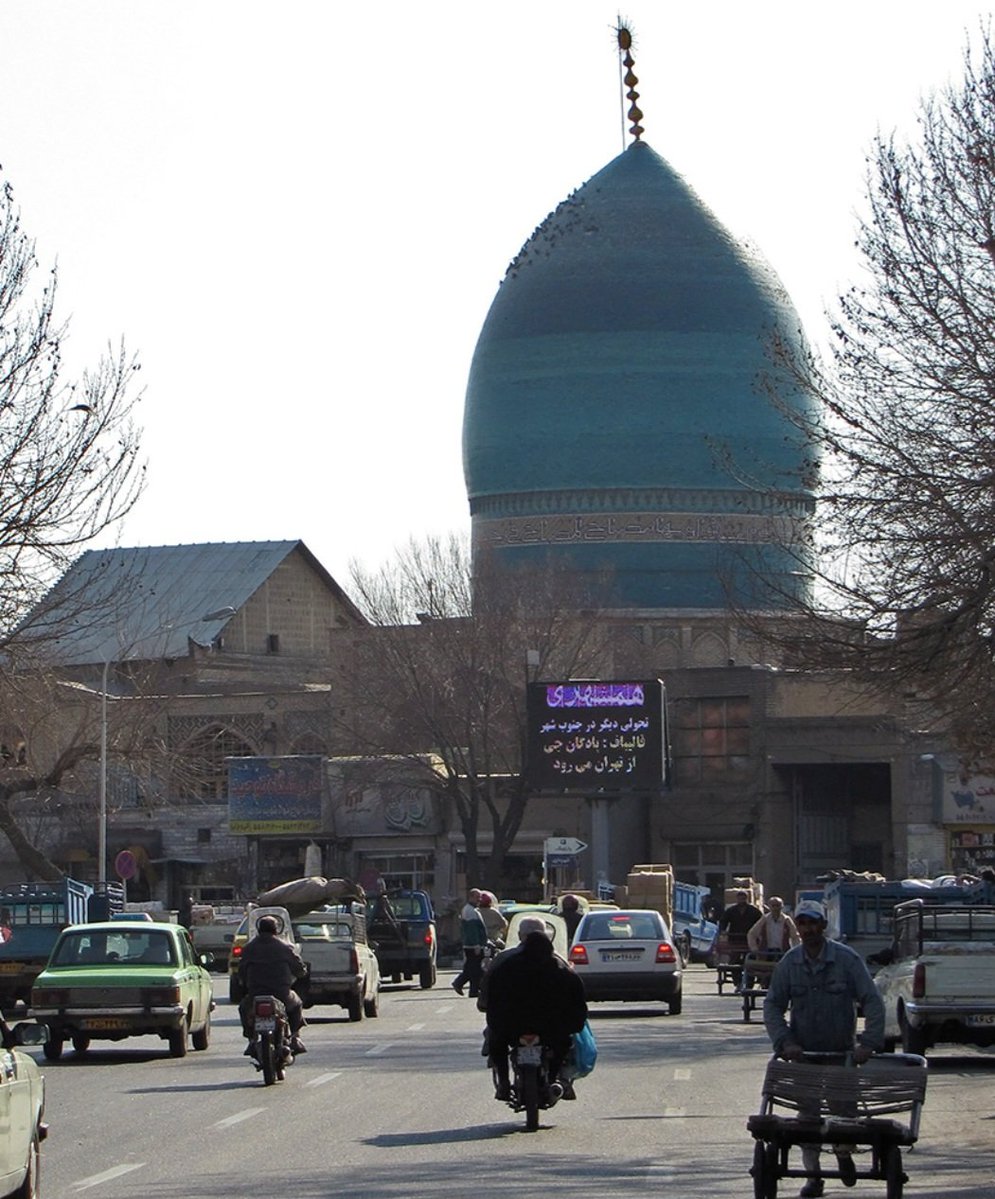 Mehdizenu's tweet image. اینجا به'سر قبر آقا' در تهران شهرت دارد(پایینتر از زایشگاه فرح و میدان امینالسلطان) مقبره (معماری قاجاری)میرزا ابوالقاسم امام جمعه تهران دوره قاجار
در این آرامگاه قدیمی تهران دو دهه بسته بود و به تازگی در حال بازسازی:
مردگان این خاک از سعید نفیسی تا فقرای گمنانم و قحطی تهران