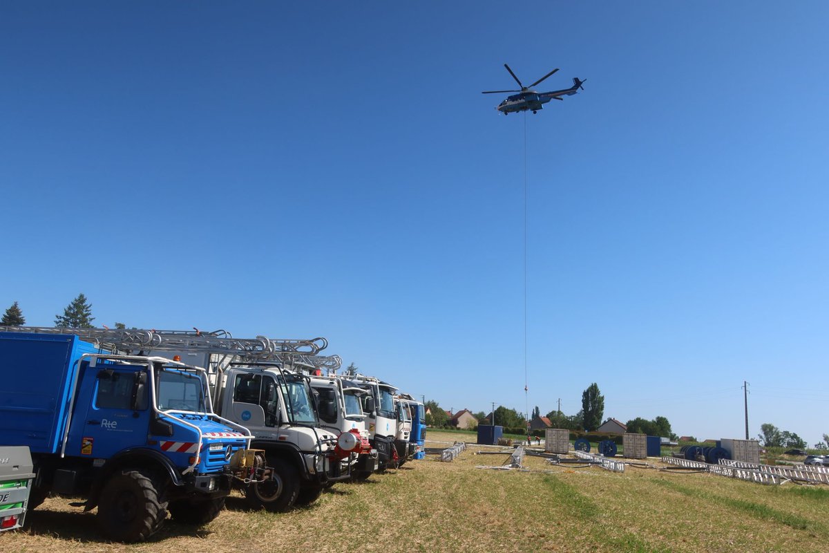 🔧 Dépannage express en Auvergne !
Moins de 2 semaines après les lourds dégâts sur les pylônes 400 000 volts dans l’Allier, nos équipes sont à pied d’œuvre.
💪Grâce à une mobilisation nationale exceptionnelle, aux travaux héliportés de <a href="/rte_france/">RTE</a>  et au soutien des équipes