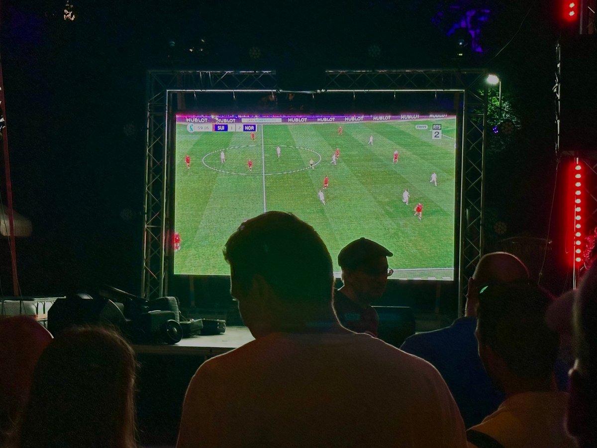 mf_ch's tweet image. ⚽️ Vous suivez massivement #WEuro2025 sur la RTS 👏 En plus du public à la maison, il y a celui vivant l'émotion du #foot sur les terrasses des bistrots via notre direct en grand écran. Merci
ESP-SUI, vendredi 21h
📺 RTS 2
📻 RTS Première
🤪 RTS Couleur 3 "Footaises"
📱 Play RTS
