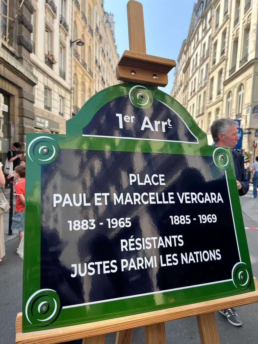 Ariel Weil (@arielweilt) on Twitter photo Le 16 juillet, date anniversaire de la rafle dite du Vel’ d’Hiv, est aussi la journée d’hommage aux Justes Parmi les Nations. Dans le centre de Paris, où figure le mur des Justes du <a href="/Shoah_Memorial/">Mémorial de la Shoah</a> nous avons récemment donné le nom de 4 d’entre eux à 2 écoles et à une place. Le 16 juillet, date anniversaire de la rafle dite du Vel’ d’Hiv, est aussi la journée d’hommage aux Justes Parmi les Nations. Dans le centre de Paris, où figure le mur des Justes du <a href="/Shoah_Memorial/">Mémorial de la Shoah</a> nous avons récemment donné le nom de 4 d’entre eux à 2 écoles et à une place.