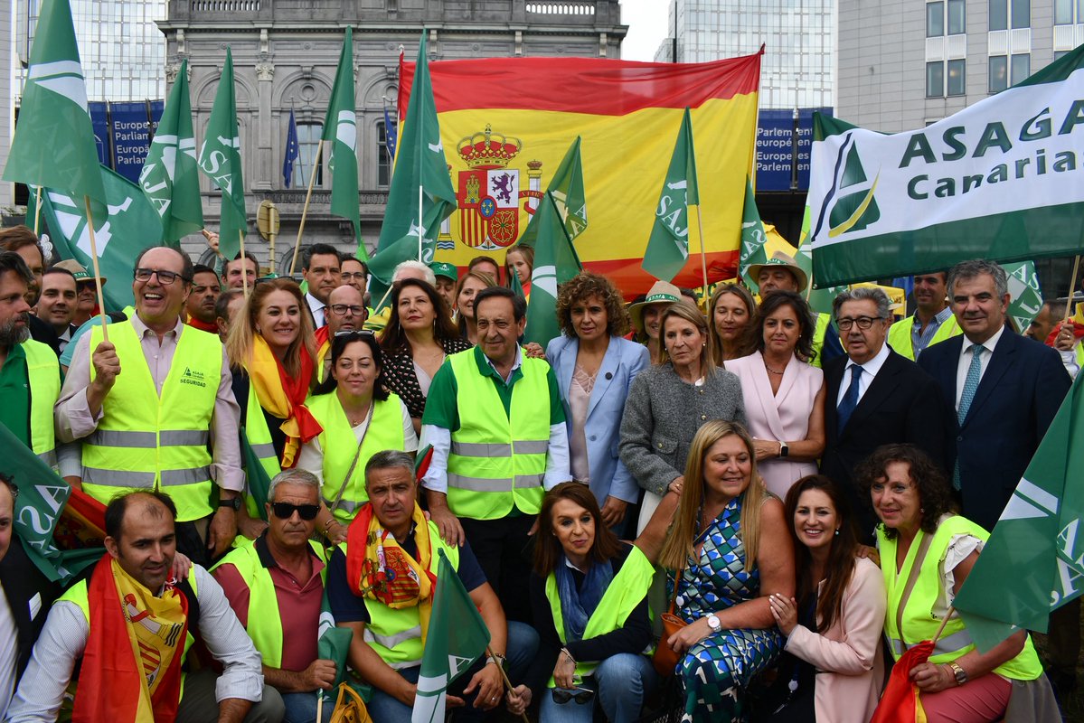 TonoEPP's tweet image. Sánchez y Planas imponen normas desde los despachos sin escuchar al campo: más burocracia, menos ayudas y cero soluciones reales. El @ppeuropeoo está comprometido con una PAC fuerte, simplificada y con presupuesto propio, que defienda los intereses de los agricultores españoles.…